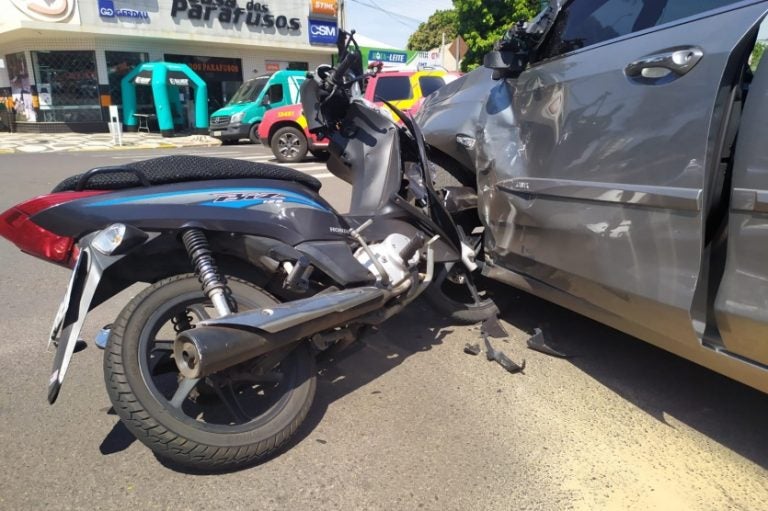 Moto Fica Cravada Em Carro Após Colisão No Cruzamento No Centro (1)