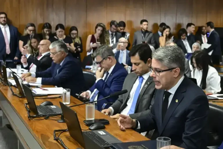 PEC da Blindagem: caso fosse aprovada, a PEC também alcançaria deputados estaduais e distritais.