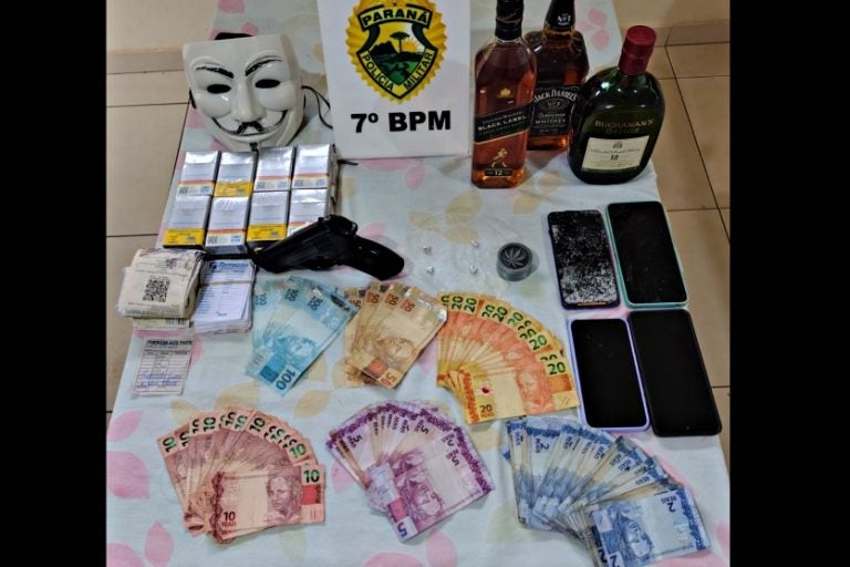 Pm Conduz 5 Homens à Delegacia Após Roubo Armado A Posto