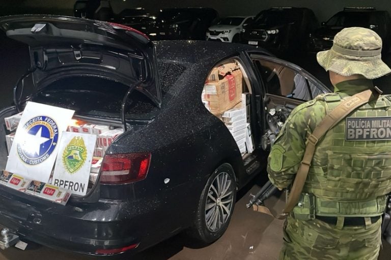 Pr 323 Bpfron Apreende Veículo Com 1.600 Pacotes De Cigarros (1)