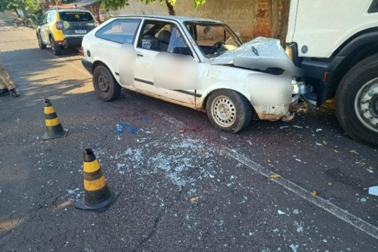 Passageiro fica ferido: o motorista que dirigia o veículo fugiu do local antes da chegada da PM.