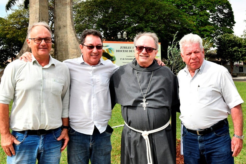 Projeto Ambiental Faz Plantio De Oliveiras Na Praça Da Catedral (4)