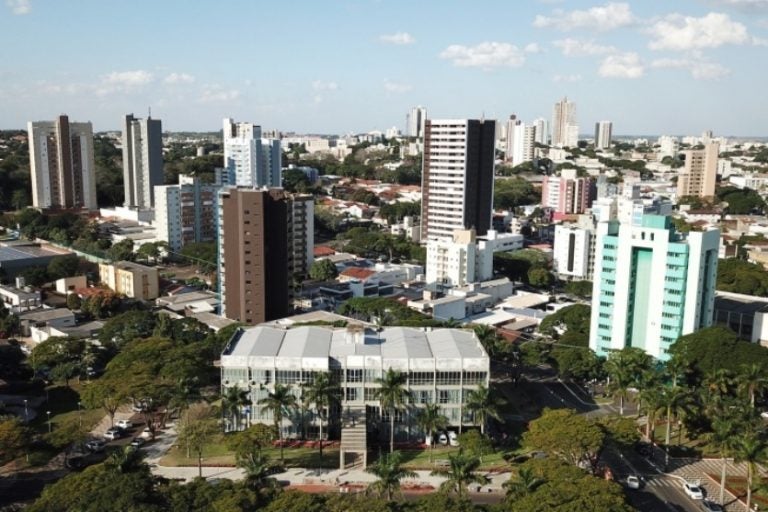 Umuarama: a umidade relativa do ar varia nesta segunda-feira (29) entre 44% e 90%, reforçando a sensação de abafamento.