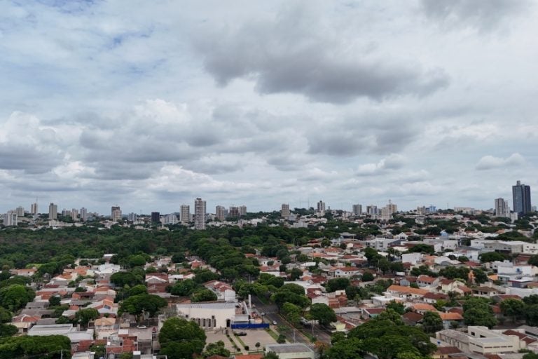 Umuarama: o dia começou com temperaturas na casa dos 21 °C.