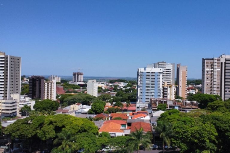 Umuarama: a amplitude térmica segue elevada, com diferença expressiva entre as temperaturas mínima e máxima.