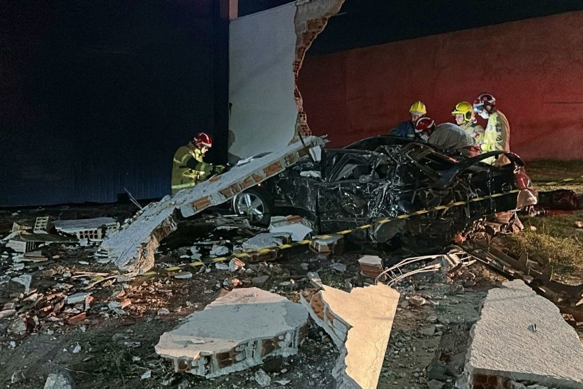 Umuarama Condutor Fica Ferido Após Colisão Em Muro De Empresa (1)