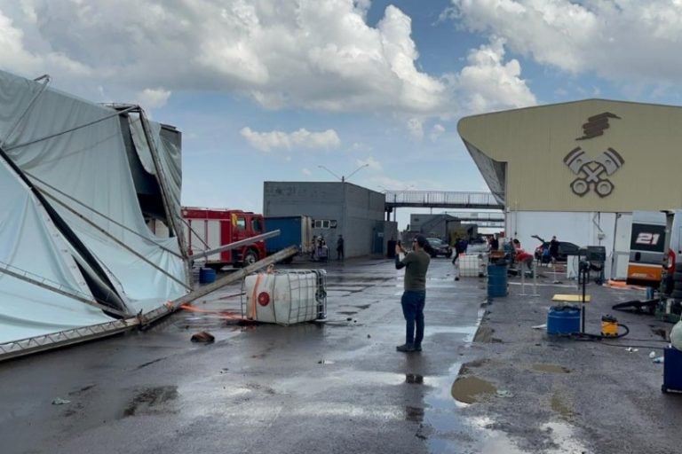 Vendavais: Ventos causaram destruição no autódromo de Cascavel e derrubaram um pinheiro sobre uma casa