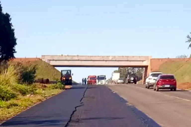 Viaduto da PRC-272: a execução já está praticamente concluída, restando apenas serviços de paisagismo e limpeza no entorno.