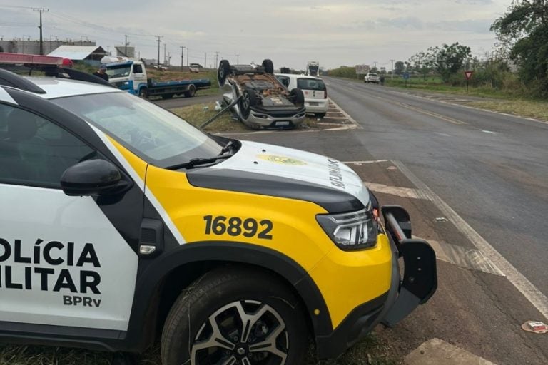 Colisão transversal na PR-323 deixa motorista ferido