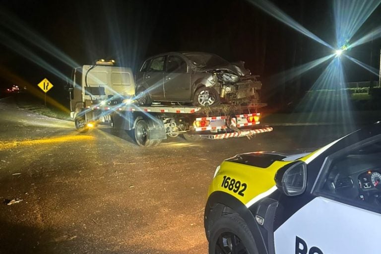 Carro bate em árvore e motorista sofre ferimentos na PR-323