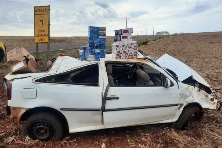 Carro com contrabando de cigarros capota em Goioerê e condutor fica ferido.