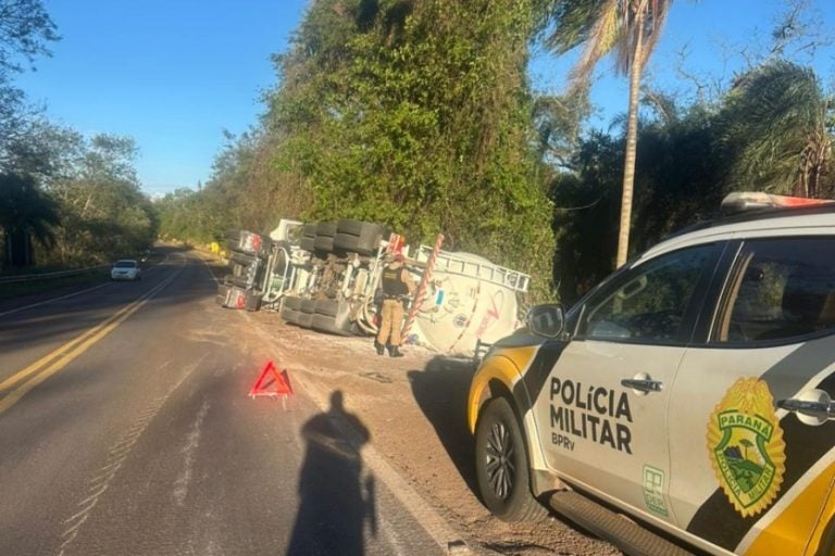 Caminhão carregado com amido tomba na PR-323 e condutora fica ferida.