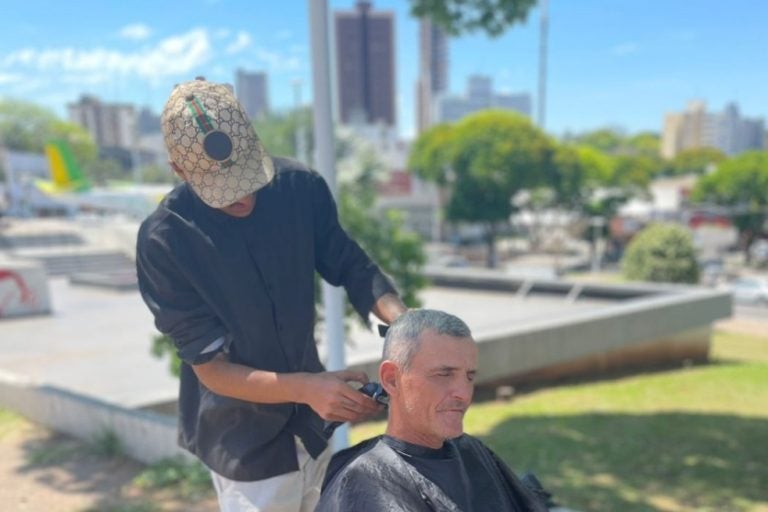 Por amor ao ofício, jovem barbeiro faz cortes gratuitos em vários locais de Umuarama.