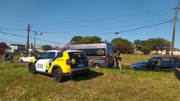 Motociclista fica ferido na PR-317 após colisão com carro e furgão.