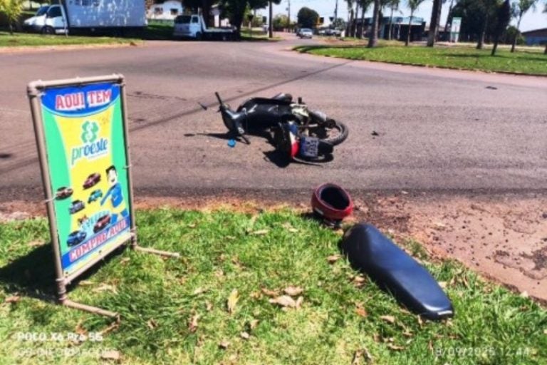 Mulher tem perna amputada após colisão de Biz e carro, em Cafelândia.