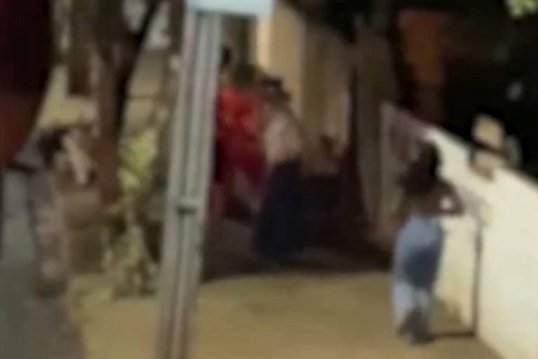 Homem apanha da "Carreta Furacão" ao tentar assaltar dançarinos.