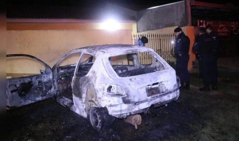 Mulher incendeia carro que ex usava para dormir após o término da relação.