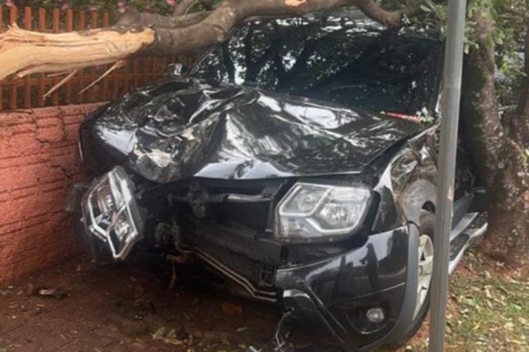 Condutor colide em muro de residência em Perobal e deixa o local antes da PM chegar