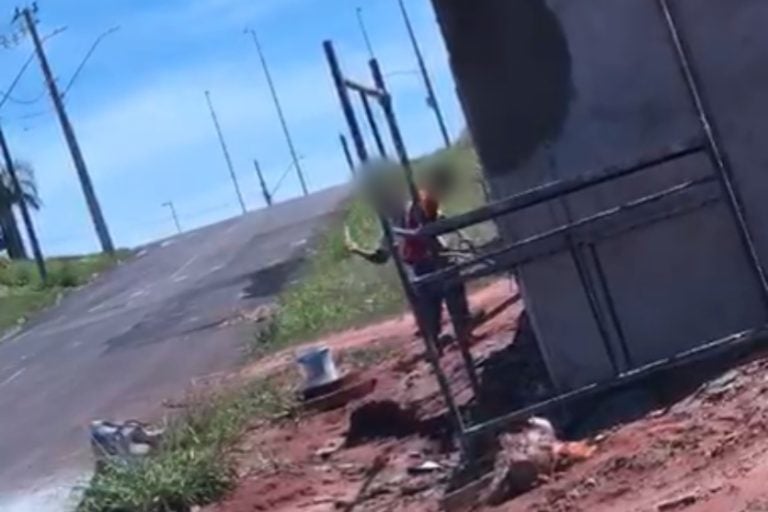 "Era brincadeira" diz homem filmado dando pauladas no cunhado em Umuarama