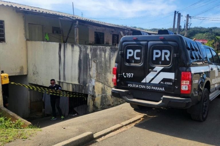 Corpos são encontrados em geladeira e polícia suspeita que são mãe e filho.