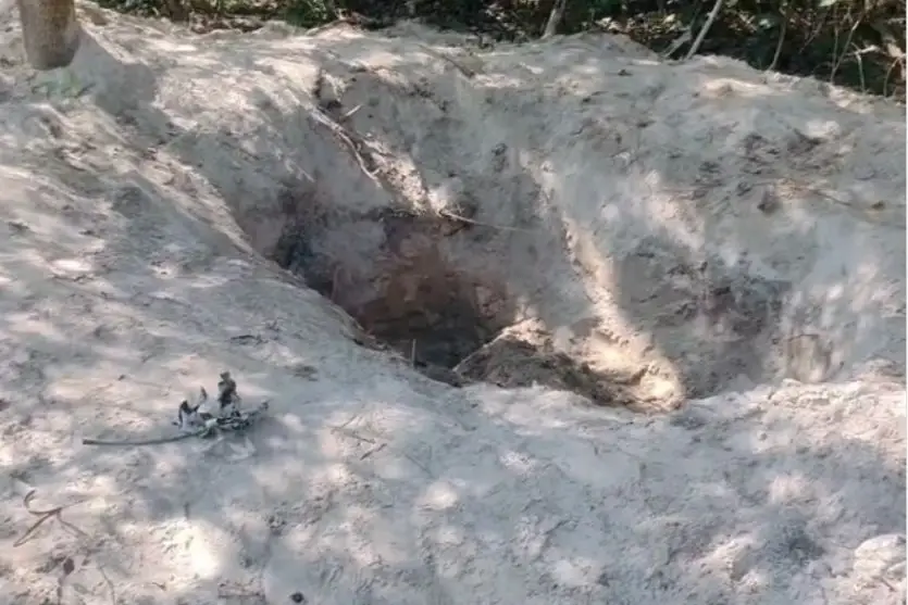 Cova Em Que Quatro Corpos Foram Enterrados