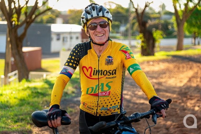 Ciclista de 71 anos, campeão de ultramaratona, inspira a terceira idade