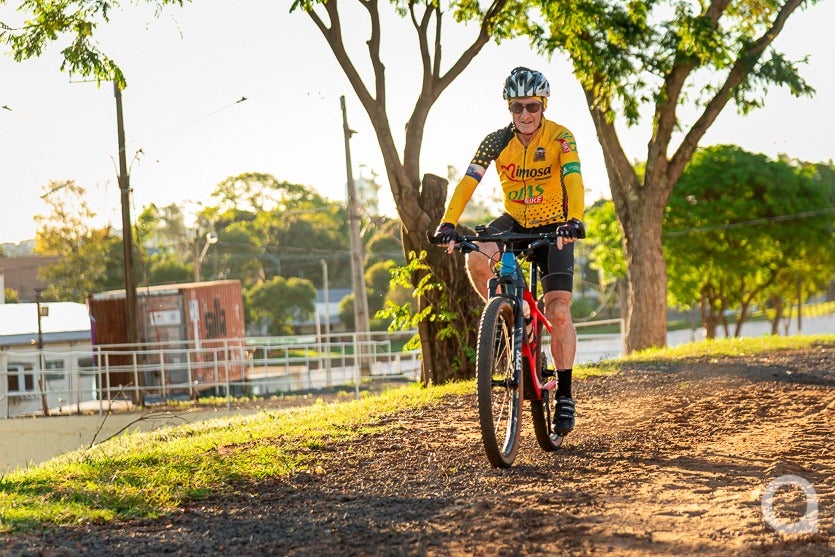 Ciclista de 71 anos, campeão de ultramaratona, inspira a terceira idade