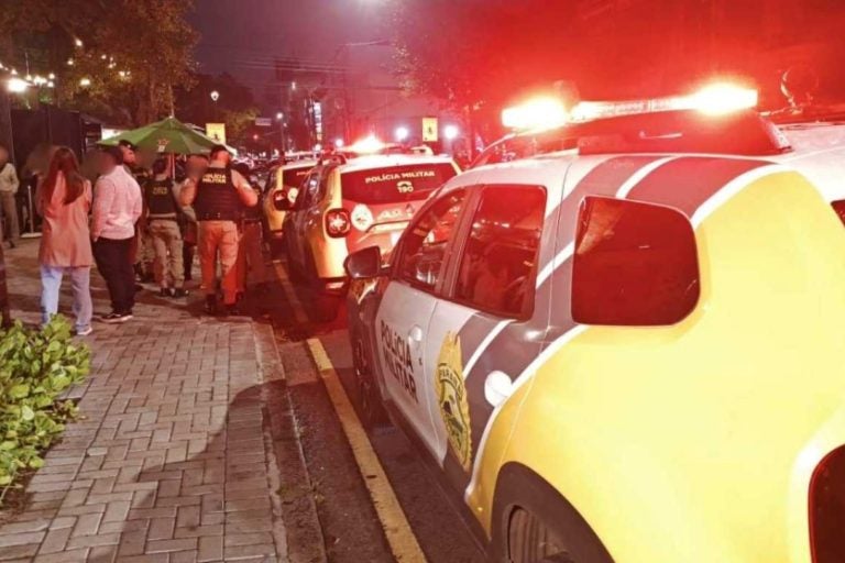 Policial atira em homem em bar e se tranca em banheiro feminino.