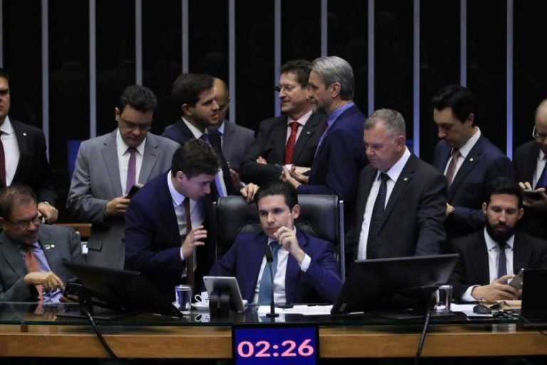 PEC da blindagem, que dificulta processos contra deputados e senadores, é aprovada na Câmara.