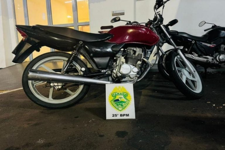 Moto furtada é recuperada em Umuarama e suspeito com mandado de prisão é detido.