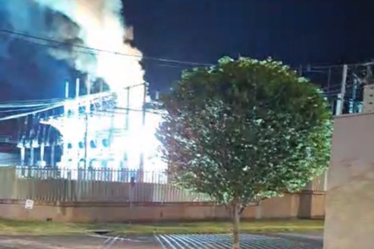 Defeito em disjuntor causou explosão que deixou parte de Umuarama sem energia elétrica.