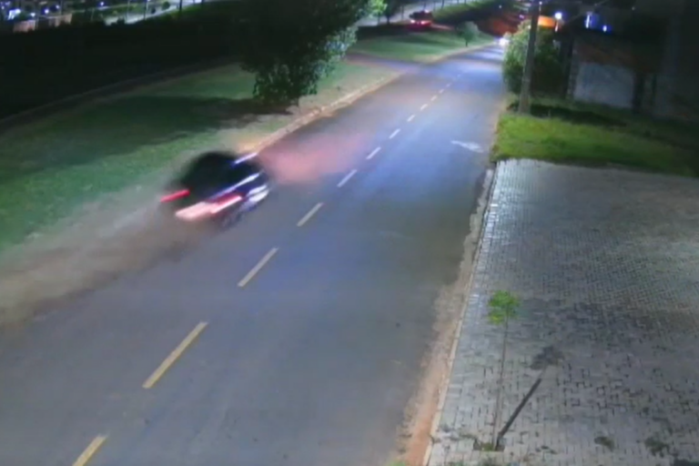 Vídeo mostra carro "voando" antes de colidir em muro de empresa em Umuarama