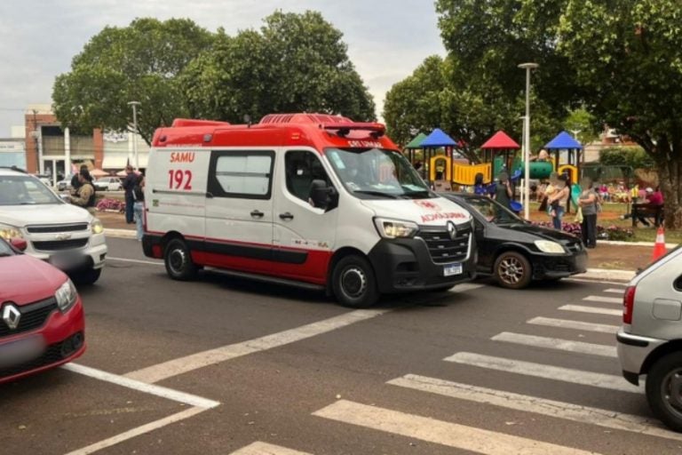 Acidente na Praça Miguel Rossafa deixa duas pessoas feridas.