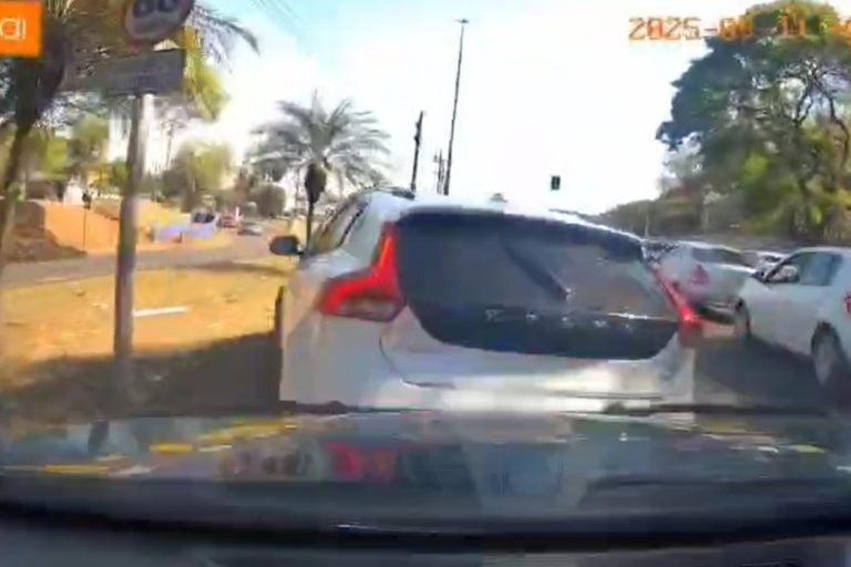 Vídeo mostra perseguição intensa da PRF a carro lotado com maconha.