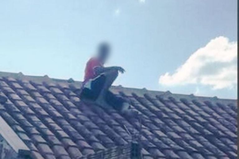 Homem em surto sobe em telhado de casa em Quarto Centenário