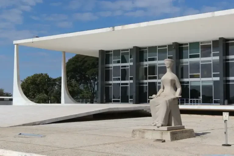 Moraes pede sessão extra para julgamento de Bolsonaro no STF