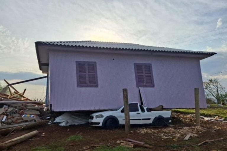 Tornado arranca casa e faz imóvel parar em cima de carro.