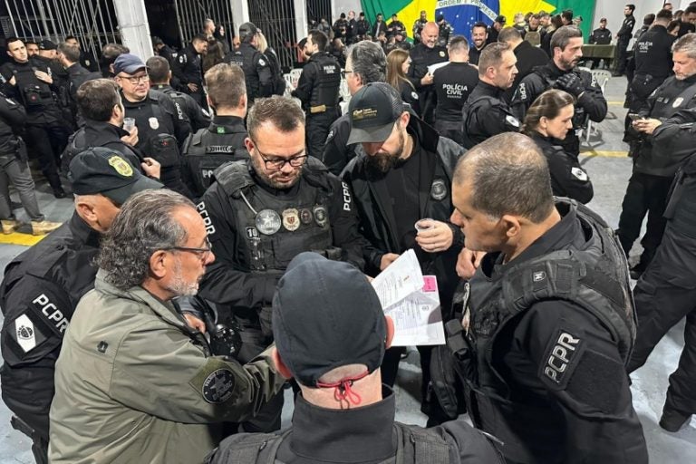 23 pessoas são presas em operação contra grupo que enviava drogas pelos Correios.