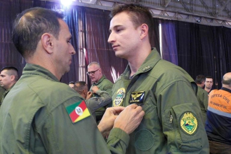 Militares que atuaram no RS são homenageados.