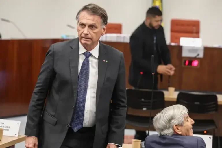 Defesa de Bolsonaro pede revisão de pena em recurso enviado ao STF