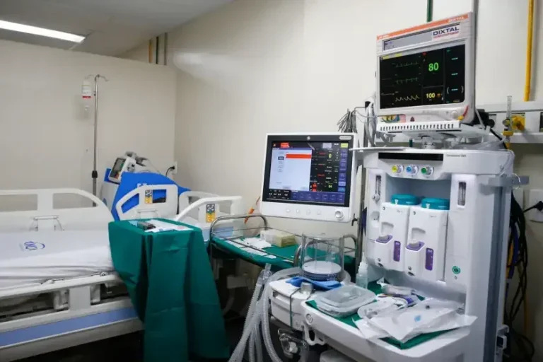 Cirurgia de câncer de próstata com robô será adotada pelo SUS.