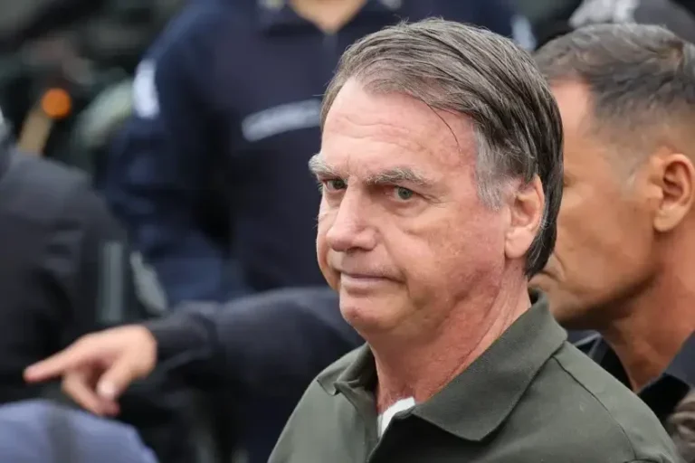 Bolsonaro tem até hoje para recorrer de condenação do STF.