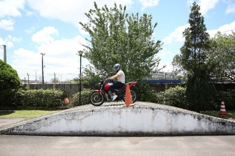 Exame de CNH para moto não terá mais rampa como obstáculo, diz Detran-PR.