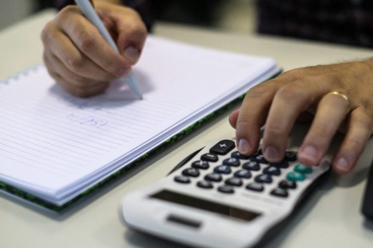 Mutirão online do Procon ajuda consumidores a renegociar dívidas.