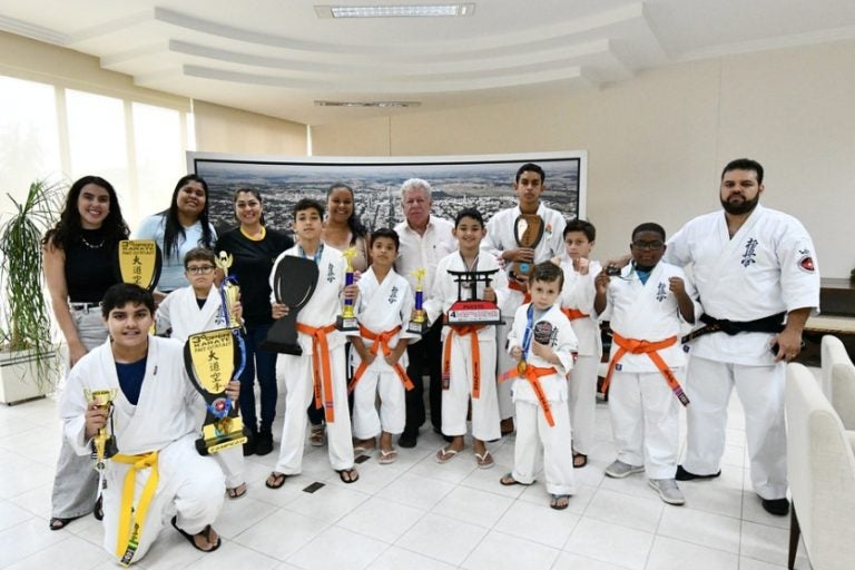 Alunos da Associação Balboa de Karatê visitam a Prefeitura de Umuarama.