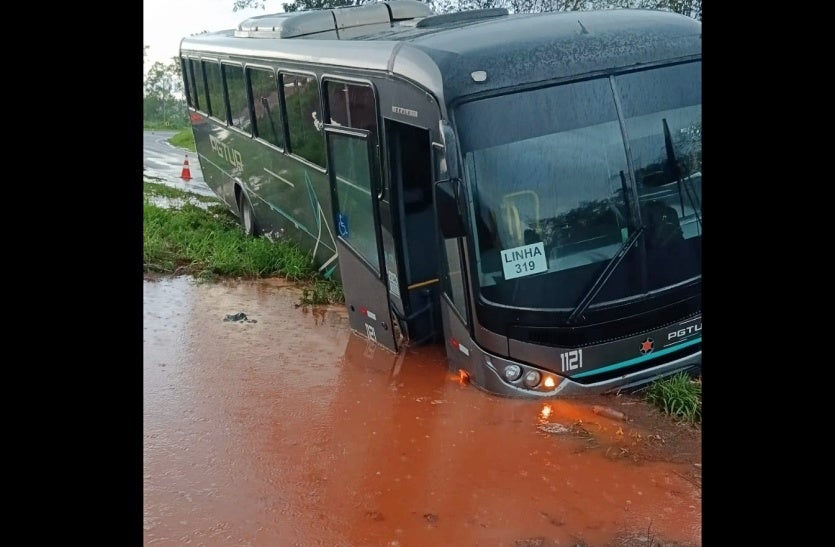 Altônia Trabalhadores Saem Pela Janela De ônibus Após Acidente (1)