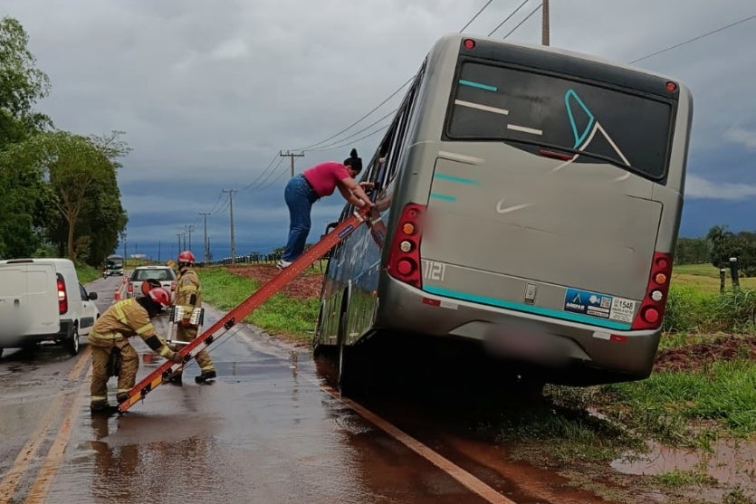Altônia Trabalhadores Saem Pela Janela De ônibus Após Acidente (3)