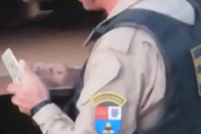 Policiais rodoviários recebendo propina são flagrados em vídeo.
