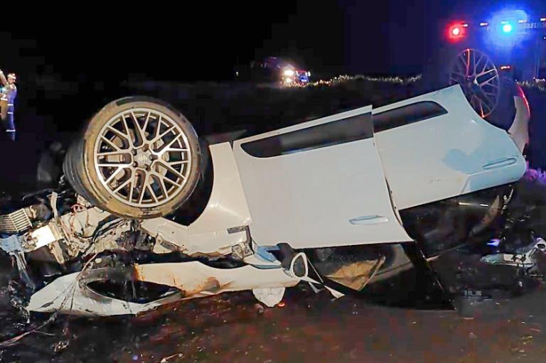 Casal Fica Ferido Após Capotamento De Porsche E Cãozinho Sumiu