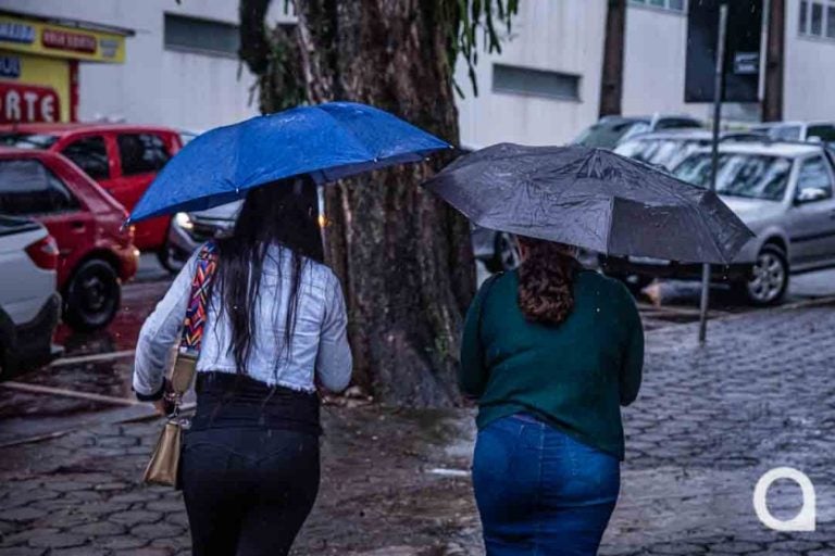Chuva intensa deste domingo em Umuarama deve continuar até segunda.